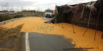 El acoplado de un camión volcó sobre el puente de autopista en La Ribera