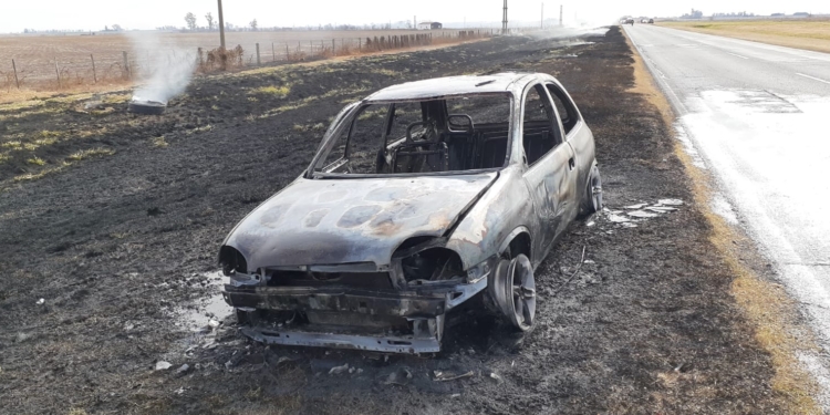 Bajó de su auto y se le prendió fuego cuando viajaba sobre Ruta 34