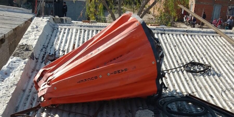 Un aerobalde se desprendió de un helicóptero y dañó una casa en Puerto San Martín