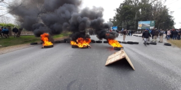 Paro de Municipales con corte de autopista, Ruta 11 y otros puntos de la provincia