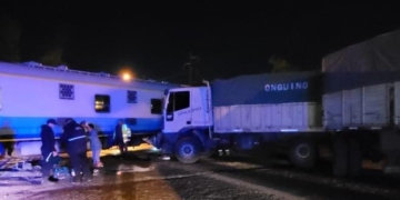 Un camión impactó contra un tren de pasajeros y una persona resultó herida