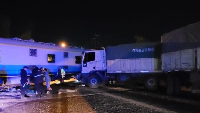 Un camión impactó contra un tren de pasajeros y una persona resultó herida