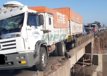 Un chofer herido al chocar dos camiones sobre el puente angosto de Ruta 91