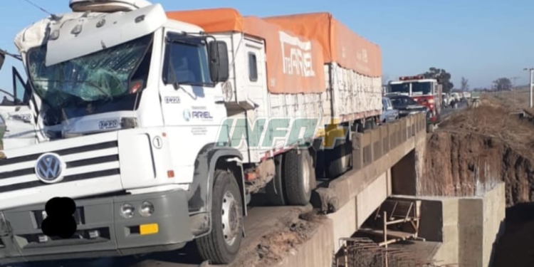 Un chofer herido al chocar dos camiones sobre el puente angosto de Ruta 91