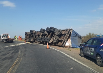 Un camión volcó cuando intentaba subir a un puente de autopista