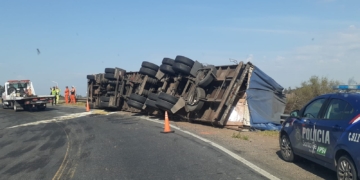 Un camión volcó cuando intentaba subir a un puente de autopista