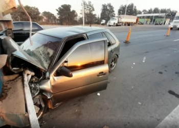 Un camión giró en U sobre autopista y chocó con un auto: 4 heridos