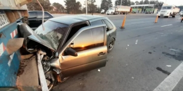 Un camión giró en U sobre autopista y chocó con un auto: 4 heridos