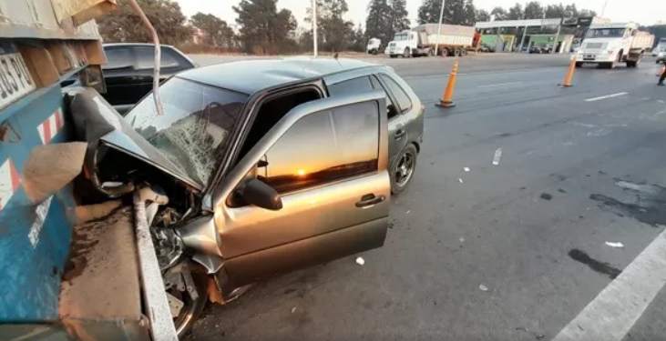 Un camión giró en U sobre autopista y chocó con un auto: 4 heridos
