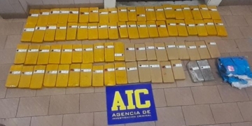 Oliveros: chocó en autopista y lo descubrieron con 70 panes de marihuana