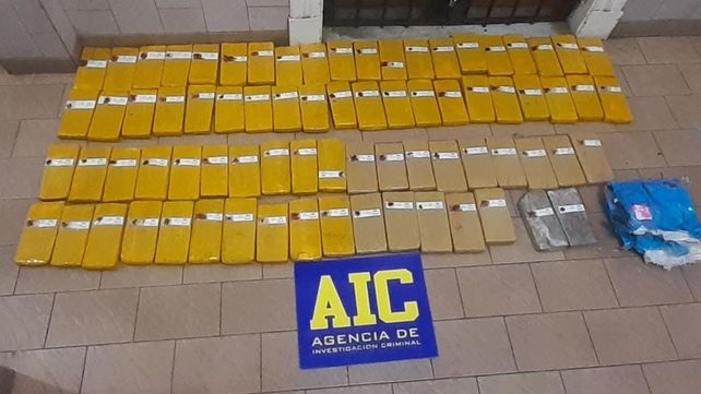 Oliveros: chocó en autopista y lo descubrieron con 70 panes de marihuana