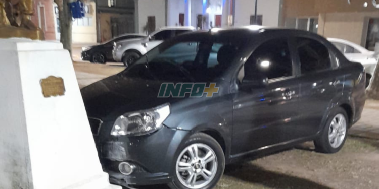 Timbúes: perdió el control del auto y chocó contra un monumento en la plaza