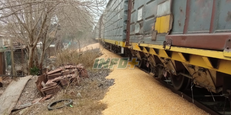 Le abrieron las boquillas a un tren y perdió parte de su carga en Barrancas