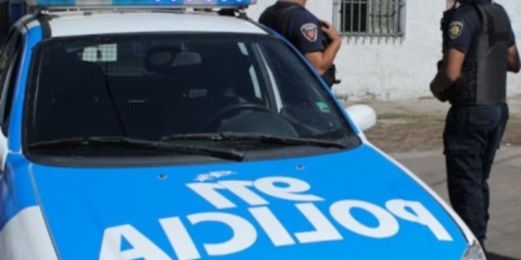 Prisión para dos policías que agredieron a una mujer y le robaron dinero