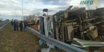 Un camión con un volquete tumbó en autopista: su chófer resultó herido