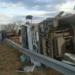 Un camión con un volquete tumbó en autopista: su chófer resultó herido
