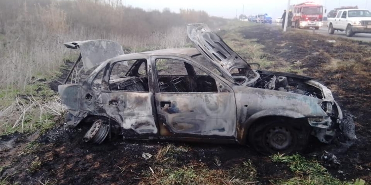 Un auto se incendió por completo sobre la autopista