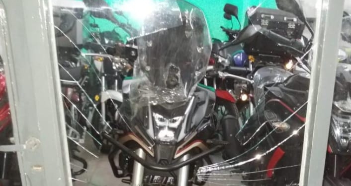 Vandalismo en Oliveros: rompió el vidrio de un local de una patada