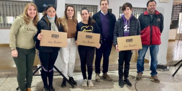 Entregaron en Maciel 79 computadoras para estudiantes de secundario