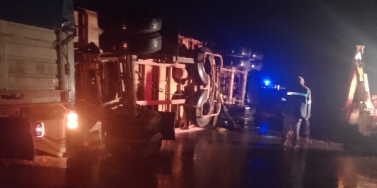 Un camión volcó y desparramó su carga entre Barrancas y San Fabián