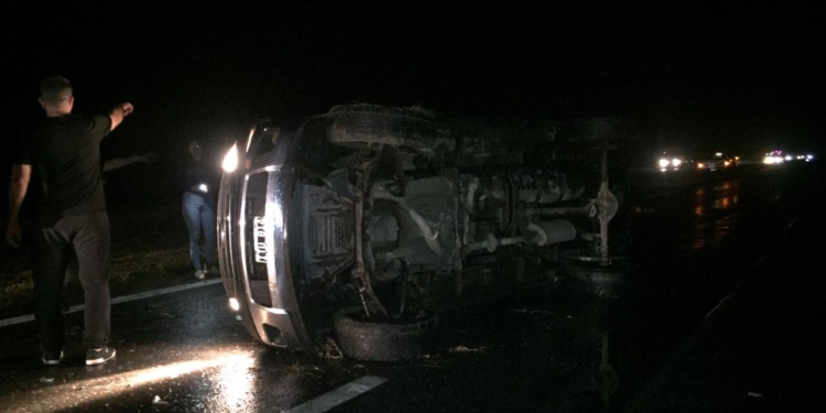 Monje: una familia volcó con su camioneta sobre autopista