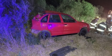 Un colectivo con pasajeros y un auto chocaron en Monje sobre autopista: 5 heridos