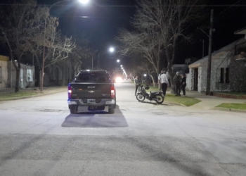 Una joven de San Genaro fue hospitalizada tras chocar en moto con una camioneta