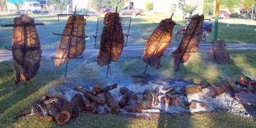 Concurso de asadores en Gaboto con desfile y destrezas gauchas, música y artesanos