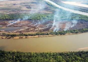 Siguen los incendios en islas frente a Puerto Gaboto