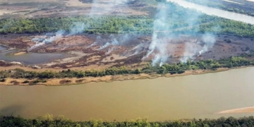 Siguen los incendios en islas frente a Puerto Gaboto