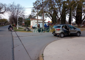 Una moto y una camioneta colisionaron en pleno centro de Maciel