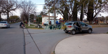 Una moto y una camioneta colisionaron en pleno centro de Maciel