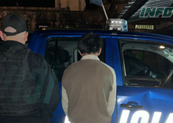 Insólito: generó disturbios, arrojó excremento y orín al móvil policial y atacó con un cuchillo