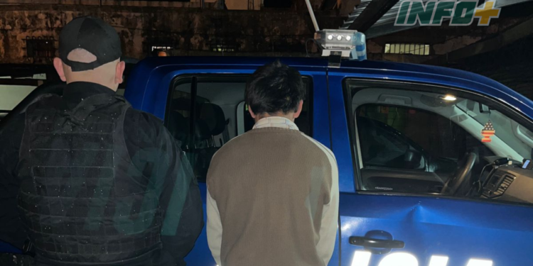 Insólito: generó disturbios, arrojó excremento y orín al móvil policial y atacó con un cuchillo