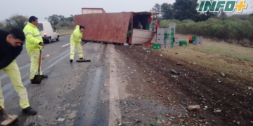 Pudo ser tragedia: un auto terminó debajo de un camión en autopista