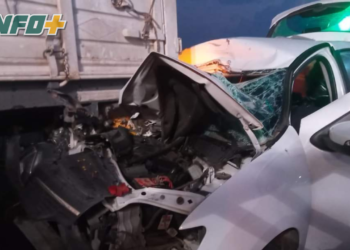 Pudo ser tragedia: un auto terminó debajo de un camión en autopista
