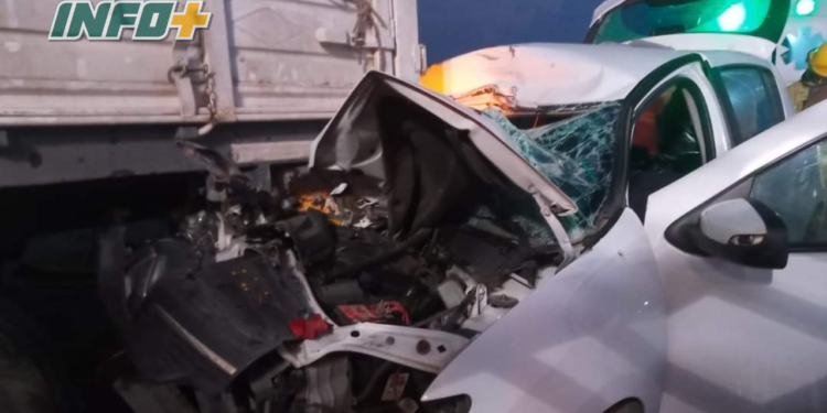 Pudo ser tragedia: un auto terminó debajo de un camión en autopista