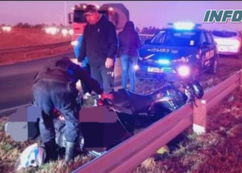Un hombre cayó de su moto mientras circulaba sobre autopista y sufrió heridas