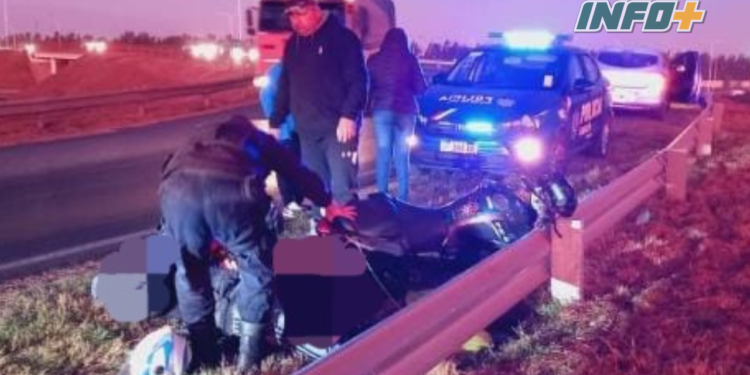 Un hombre cayó de su moto mientras circulaba sobre autopista y sufrió heridas