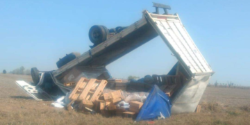 Centeno: volcó un camión cargado con agroquímicos en Ruta 34