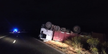 Un camión volcó en la cuneta a la vera de Ruta 10 en Irigoyen