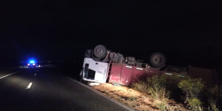 Un camión volcó en la cuneta a la vera de Ruta 10 en Irigoyen