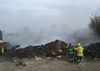 Incendio en basural de Barrancas: buscan que no se expanda a campos linderos