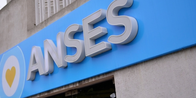 Monotributistas recibirán un bono de 20 mil pesos a través de la ANSES
