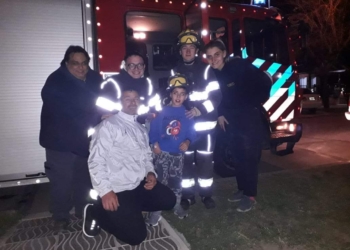 Totoras: Fran sueña con ser bombero y fue sorprendido por ellos en su cumpleaños