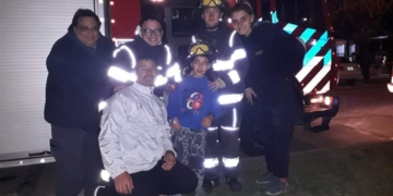 Totoras: Fran sueña con ser bombero y fue sorprendido por ellos en su cumpleaños