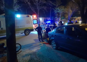 Un menor en moto chocó contra un auto en San Genaro