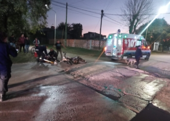 Se les cruzó un perro, cayeron de la moto y sufrieron heridas