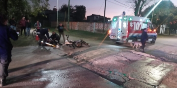 Se les cruzó un perro, cayeron de la moto y sufrieron heridas