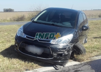 Un auto despistó en autopista y colisionó con el puente del Arroyo Monje